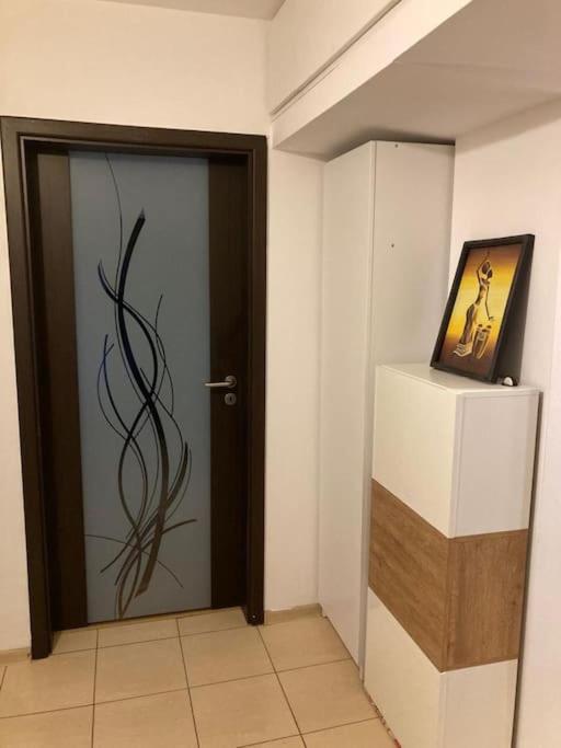 Apartament 3 Camere De Inchiriat ไกรโอวา ภายนอก รูปภาพ