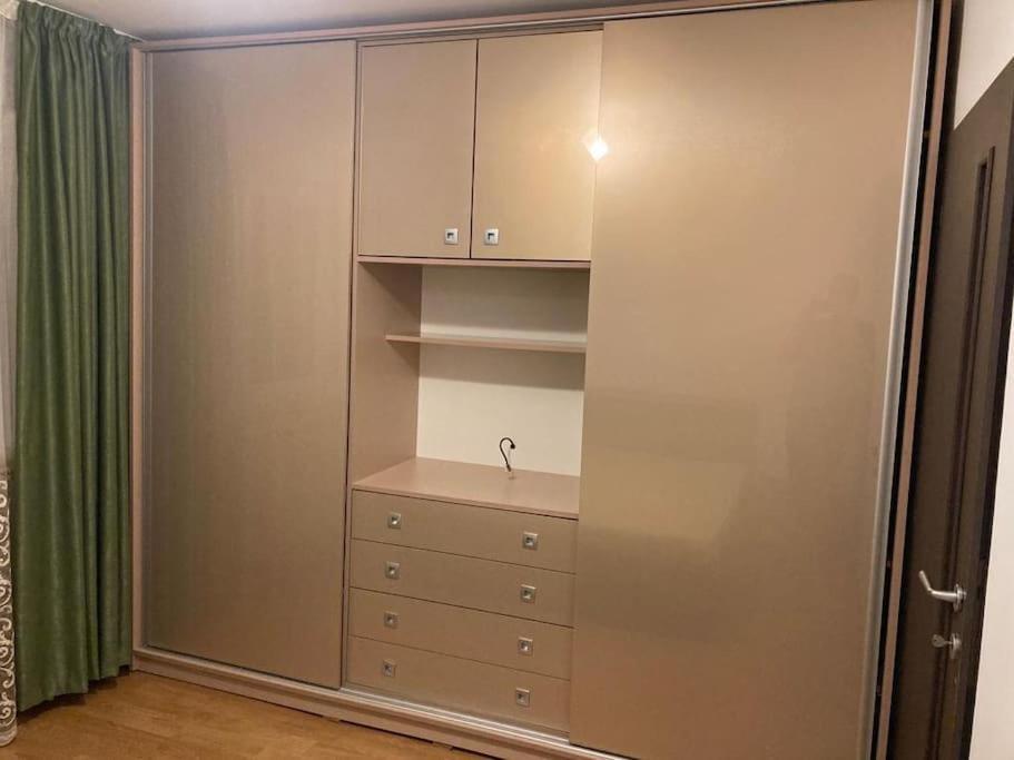 Apartament 3 Camere De Inchiriat ไกรโอวา ภายนอก รูปภาพ