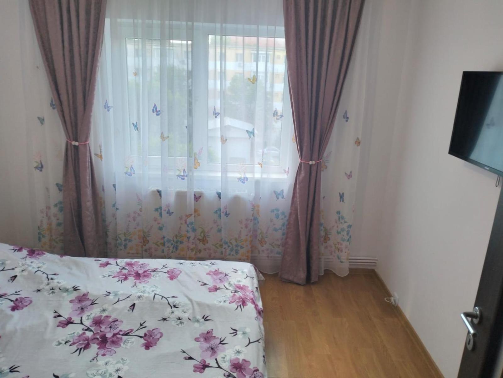 Apartament 3 Camere De Inchiriat ไกรโอวา ภายนอก รูปภาพ